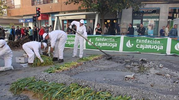 Los integrantes y voluntarios del Casco Antiguo se afanaron toda la mañana en asar los ajos frescos bajos las brasas de la gran hoguera prendida en la Puerta Munillo. 