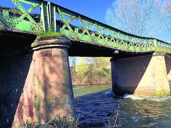 Sección del puente viejo de Alberite que ha cedido como consecuencia de la fuerza del río Iregua. 