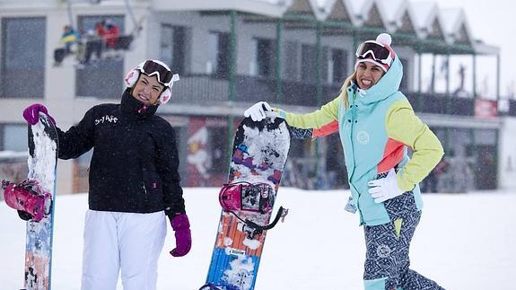 Con alegría. Dos chicas sonríen posando junto a sus tablas de ‘snowboard’ en la estación de esquí Valdezcaray.