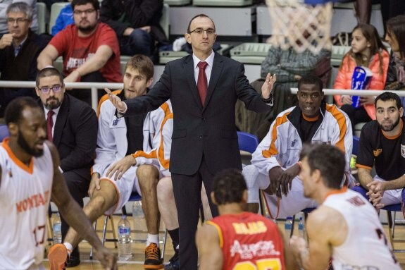 Jesús Sala, en el banquillo del Fuenlabrada, con el cesado Hugo López de pie. :: efe/m.guillén
