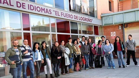 Varios alumnos de la EOI de Logroño posan a la entrada. 