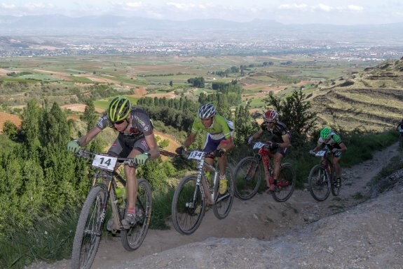 Participantes de la primera edición de La Rioja Bike Race durante un espectacular ascenso. :: díaz uriel