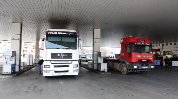 Dos camioneros repostan en una gasolinera de la capital riojana.  