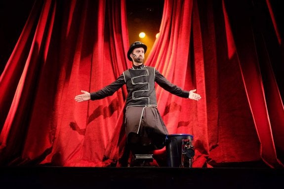 El actor logroñés Rubén Hernández, en dos actuaciones. :: L.R.