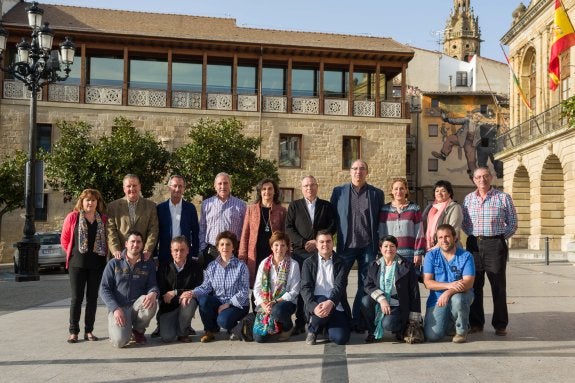  :: donézar1. Patricio Capellán. 77 años. Industrial jubilado. 2. Lydia Arrieta. 46 años. Abogada. 3. José Ignacio Asenjo. 67 años. Comercial. 4. Francisca Castillo. 55 años. Auxiliar enfermería. 5. Jesús Rioja. 51 años. Empresario. 6. José Luis González.  53 años. Relaciones Públicas de Bodegas Bilbaínas. 7. Alberto Olarte. 57 años. Médico. 8. Andrés Malfaz.  68 años. Empresario jubilado. 9. Susana Tubía. 45 años. Empleada en la administración. 10. Pilar Yerro. 54 años. Auxiliar administrativo 11. David López. 31 años. Técnico luz y sonido. 12. Roberto Villanueva. 38 años. Operario en Bodegas Roda. 13. María Luisa Muñiz. 64 años. Ama de casa. 14. Borja Ríos. 27 años. Ingeniero agrónomo. 15. Gloria María Martínez. 63 años. Ama de casa. 16. Jorge Zabala. 19 años. Estudiante hostelería. 17. María del Carmen Bartolomé. 52 años. Operaria. 18. José Ángel Cámara. 57 años. Empresario hostelero. 19. Eva Carro. 33 años. Trabaja en el Gobierno de La Rioja. 20. Ramón Galarza. 52 años. Empresario. 