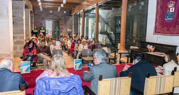 Presentación, ayer, del programa de las fiestas del Santo, en el salón municipal de usos múltiples. :: albo