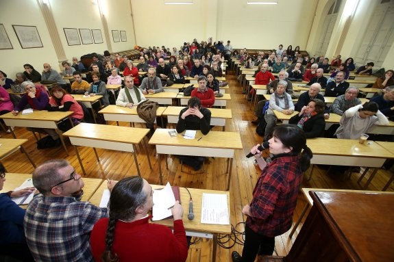 Imagen de archivo de una asamblea de Cambia Logroño (entonces aún Ganemos) en el Sagasta. :: j. marín