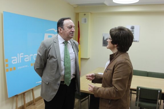 Pedro Sanz y Yolanda Preciado presentaron ayer sus primeros compromisos para con Alfaro. :: e.p.