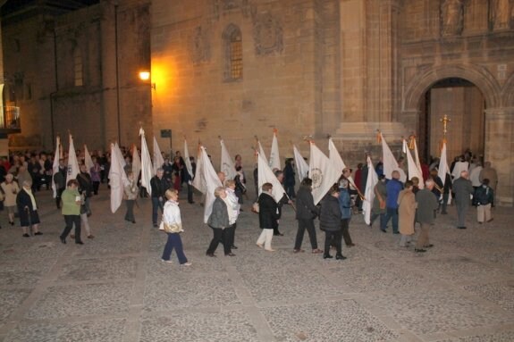 Imagen de la procesión de las banderas del sábado. :: albo