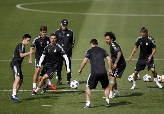 Ancelotti observa el rondo de sus jugadores en el entrenamiento de ayer en Valdebebas. :: efe
