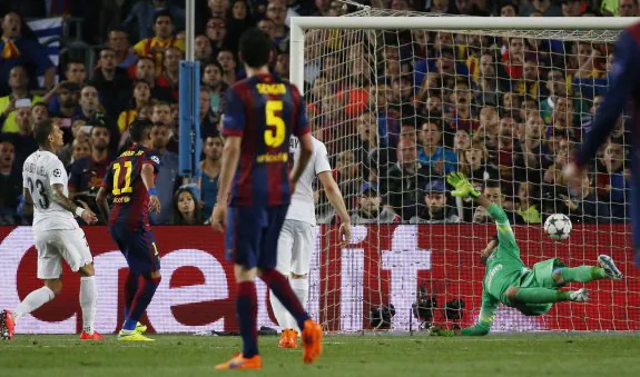 Neymar anota el primer gol de la nueva victoria del Barcelona ante un París Saint Germain que siempre fue a remolque del juego azulgrana. :: efe