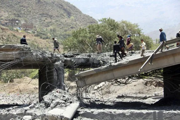 Un puente bombardeado en la localidad yemení de Ibb. :: efe