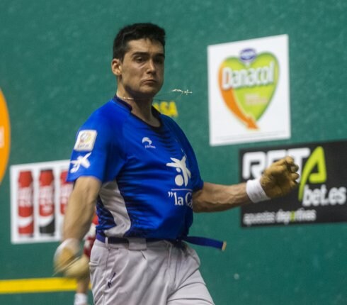 Víctor Esteban golpea la pelota :: díaz uriel