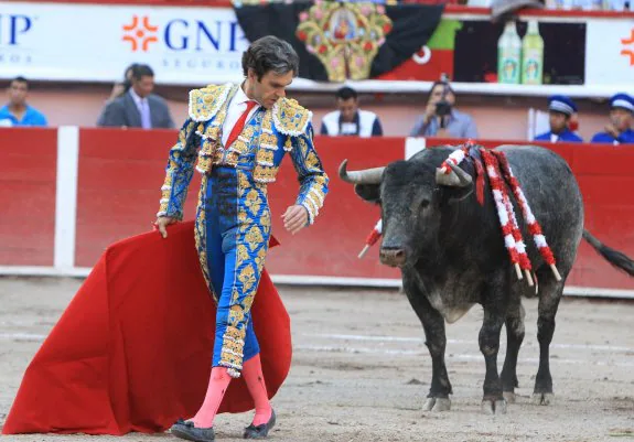José Tomás, durante la lidia de su segundo toro en la plaza Teatro Monumental de Aguascalientes (México). :: M. Guzmán / efe