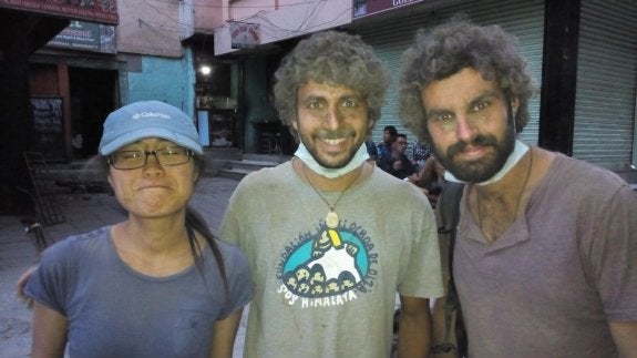 Jordi Arévalo, flanqueado por dos voluntarios en la ciudad de Katmandú capital nepalí. / J.A.