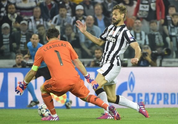 Llorente encara a Casillas en el tramo final del partido. :: afp photo
