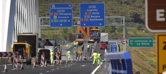 Las máquinas y los operarios ocupan la parte central del viaducto en una imagen de ayer por la mañana. :: justo rodríguez