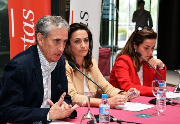 El eurodiputado estuvo ayer en Logroño arropando a las dos candidatas socialistas a la Presidencia y a la Alcaldía logroñesa :: miguel herreros