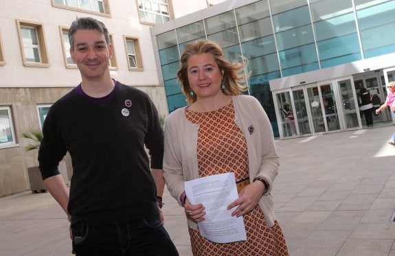 Podemos hizo campaña ayer en el hospital San Pedro. :: juan marín