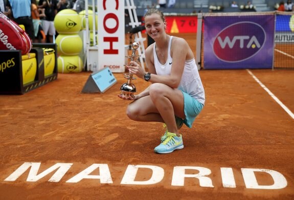 Petra Kvitova celebra el trofeo conquistado en Madrid. :: reuters