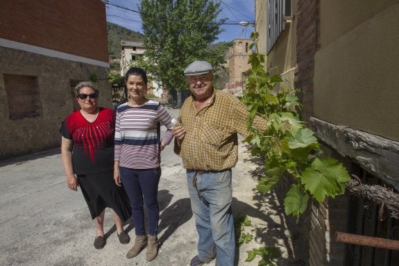 Irene, Ana Belén y Juan José, tres de los apenas once vecinos que «duermen a diario» en Leza de Río Leza. / Justo Rodríguez