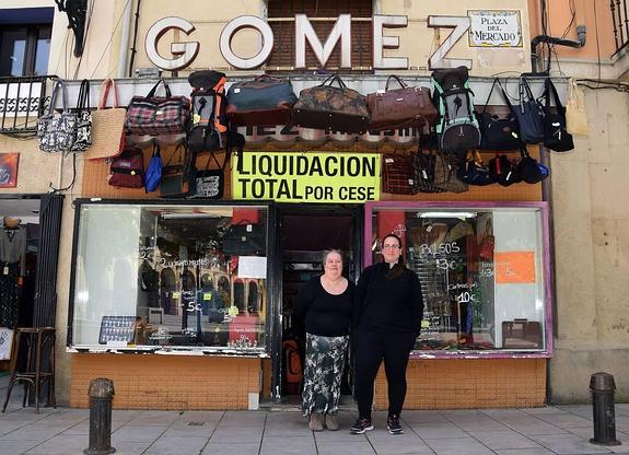 Mari Carmen y Marta, madre e hija, posan ante la que ha sido desde siempre su tienda familiar.