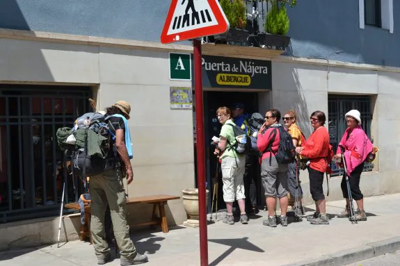 Cola de peregrinos, ayer, en el albergue turístico Puerta de Nájera, junto al Puente de Piedra. :: p.j.p.