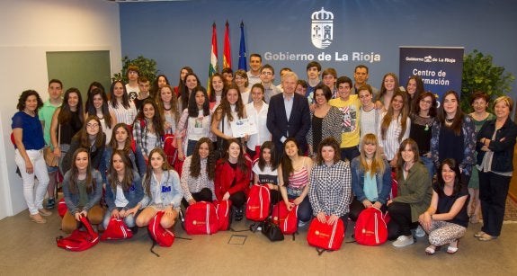Entrega de los premios a los equipos ganadores, ayer en Logroño. :: díaz uriel