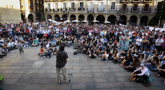 Una de las multitudinarias asambleas del 15M celebradas en la plaza del Mercado de Logroño en mayo del 2011. / Justo Rodríguez