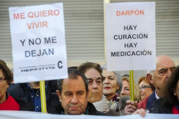 Manifestación de la plataforma de afectados por la hepatitis C en Bilbao. :: BORJA AGUDO