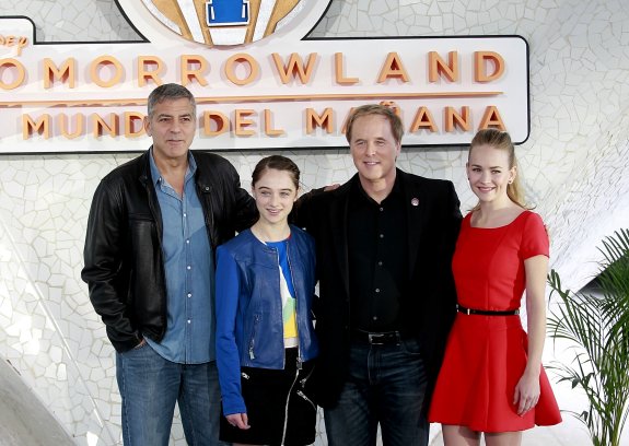 George Clooney, con las actrices Raffey Cassidy y Britt Robertson y el director Brad Bird, ayer en Valencia. :: Txema Rodríguez