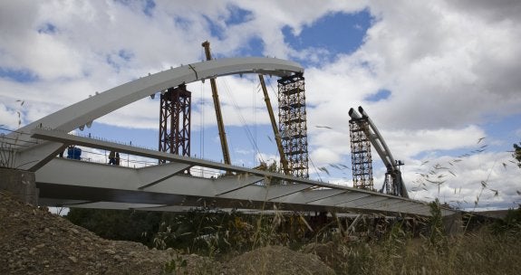 Imagen tomada en julio del año pasado durante la instalación  del arco del puente de la A-12  sobre el Ebro. :: miguel herreros