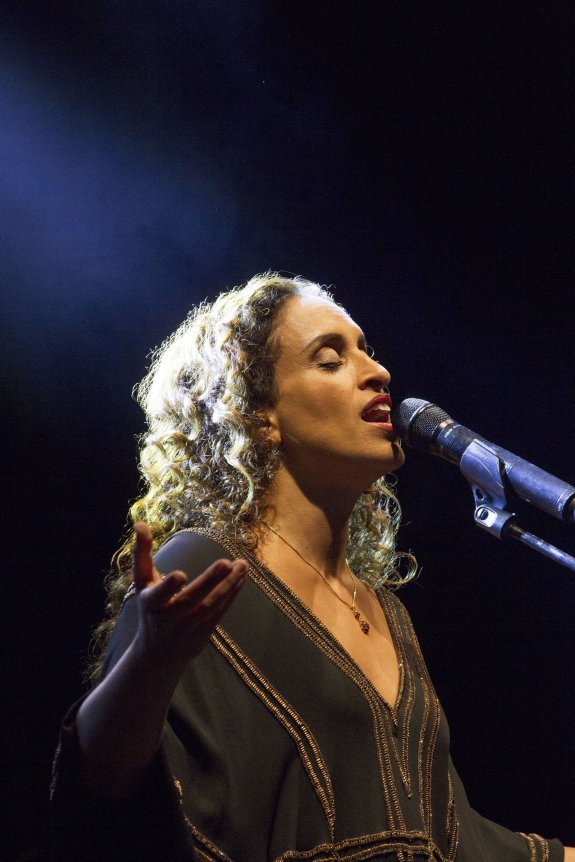 La artista israelí presenta su último disco, 'Love Medicine'.