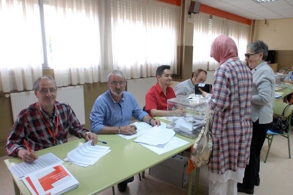 Cada mesa la componen obligatoriamente tres ciudadanos y voluntariamente hasta dos interventores por partido -como el de la izquierda-. 