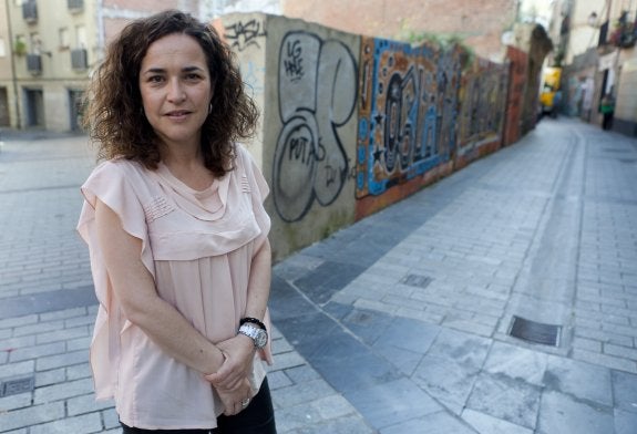 Beatriz Arraiz posa en la plaza Martínez Zaporta, frente a la sede del PSOE. :: SONIA TERCERO