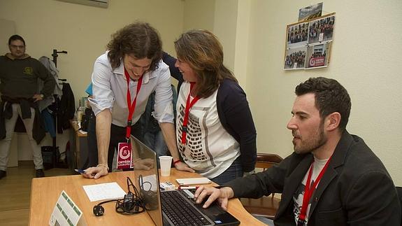 Gonzalo Peña (iz.) durante la noche electoral. 