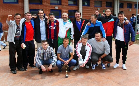Los jugadores del Portovecchio recibieron su trofeo. :: j. herreros