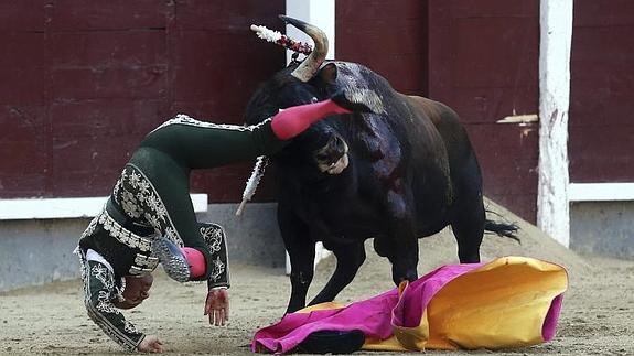 La cogida del banderillero Curro Valencia.