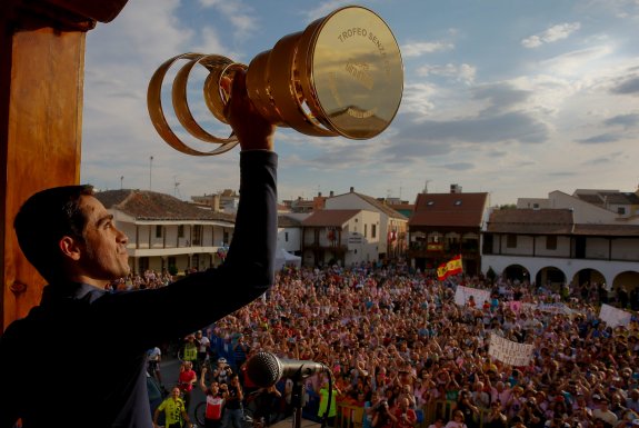 Alberto Contador dedica el trofeo del Giro a la multitud congregada en la plaza consistorial de Pinto, su localidad natal. :: efe