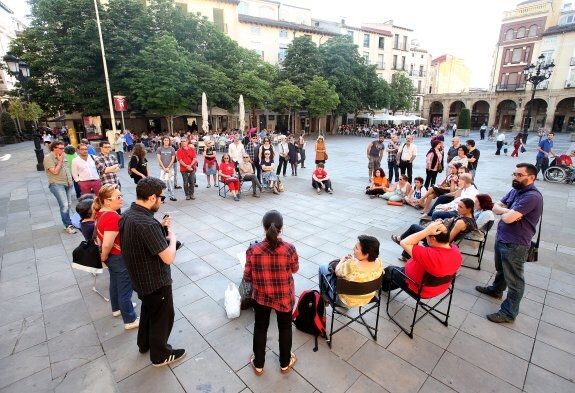 Asamblea de Cambia Logroño que se celebró ayer en la plaza del Mercado. :: juan marín
