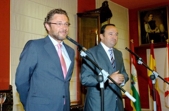 Revuelta y Sanz, en agosto del 2006, cuando anunciaron la 'paz política' con el pacto de las 10.000 viviendas y que el primero sería candidato del PP a la Alcaldía al año siguiente. :: JUAN MARÍN