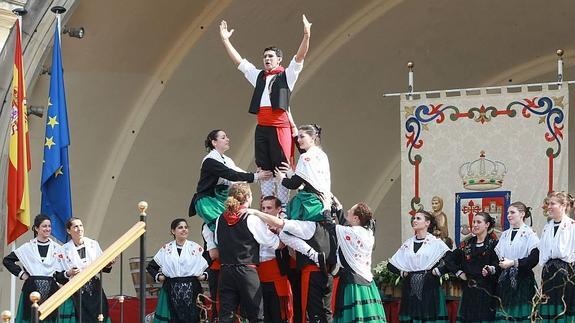 Conjunto de danzas del Centro Riojano de Rosario (Argentina). 