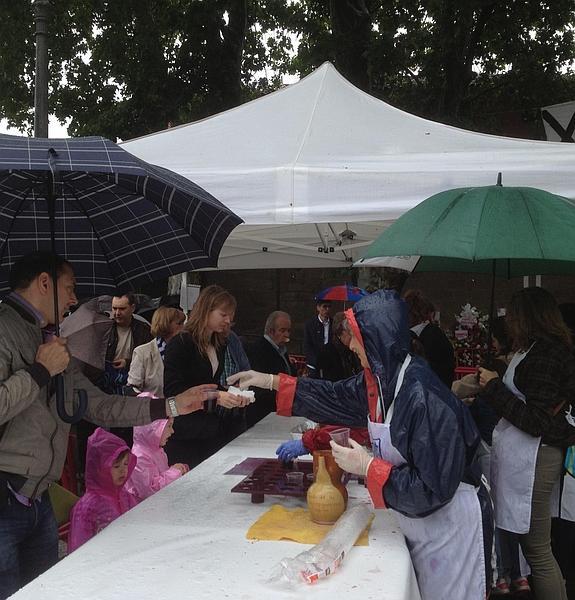 Reparto de pan y peecs bajo la lluvia