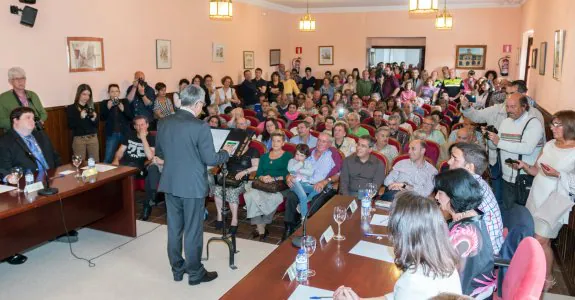 Agustín García Metola jura su cargo como alcalde en un salón de plenos lleno de público. :: albo