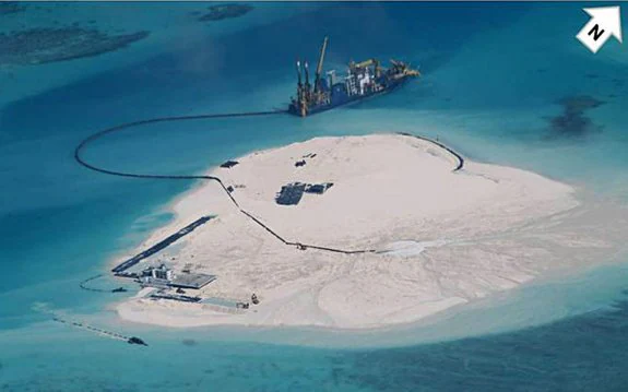 Vista aérea del arrecife de Johnson, que forma parte del archipiélago de Spratly, territorio disputado desde hace años por los gobiernos de Filipinas y China. :: r. c.