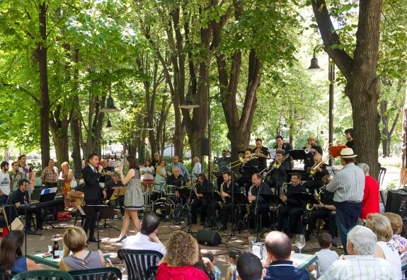 Actuación de la Biribay Big Band en el parque del Carmen de Logroño. :: Fernando Díaz