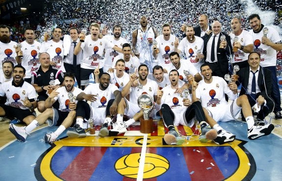 Jugadores y cuerpo técnico del Real Madrid celebran la victoria en el Palau. :: andreu dalmau