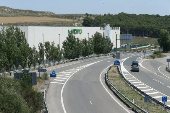 Planta de Papelera del Ebro, en la carretera de Logroño a Viana. La firma, que pertenece al grupo Saica, ha sido multada por la CNMC. 