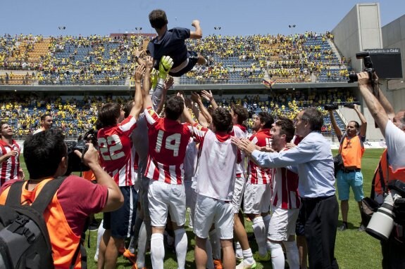 Los jugadores del Bilbao Athletic mantean a Ziganda. :: efe