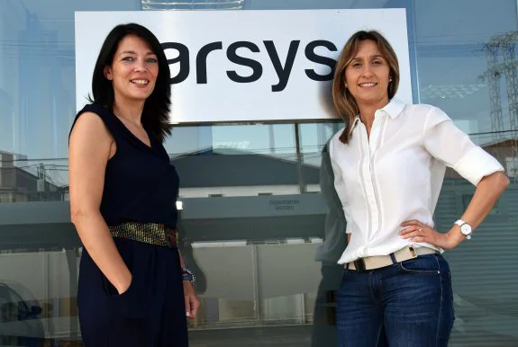 Marina Beltrán, responsable de calidad de Arsys, y Lorea Revilla, responsable de soporte técnico de Arsys. :: Miguel herreros